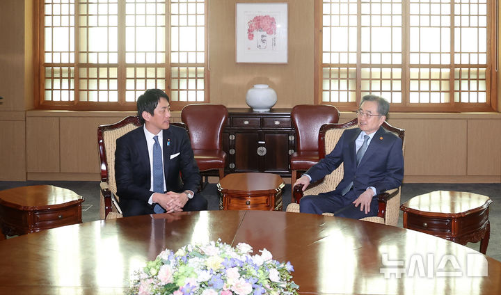 [서울=뉴시스] 김선웅 기자 = 조현 외교부 장관이 8일 서울 종로구 외교부 청사에서 고바야시 다카유키 일본 자민당 정무조사회장과 접견하고 있다. 2026.01.08. mangusta@newsis.com