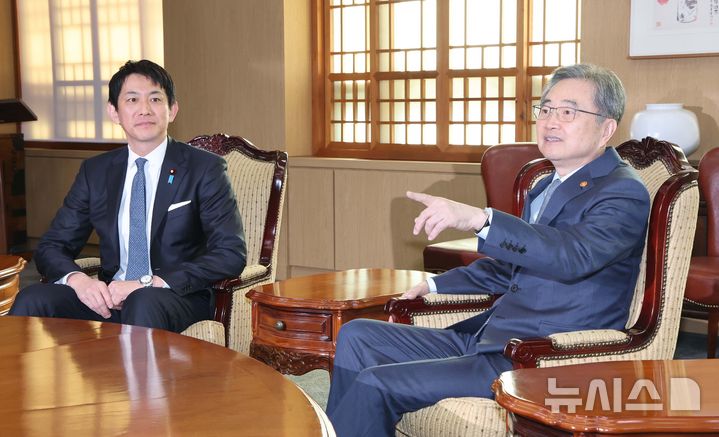 조현 외교장관, 고바야시 자민당 정무조사회장 접견… 한일관계 의견 교환 [뉴시스Pic]