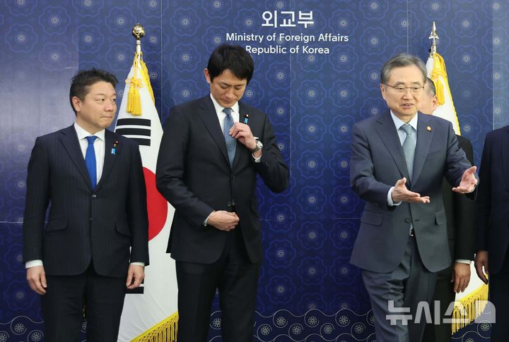 [서울=뉴시스] 김선웅 기자 = 조현 외교부 장관이 8일 서울 종로구 외교부 청사에서 고바야시 다카유키 일본 자민당 정무조사회장을 접견, 사진촬영을 마친 뒤 자리로 이동하고 있다. (공동취재) 2026.01.08. photo@newsis.com