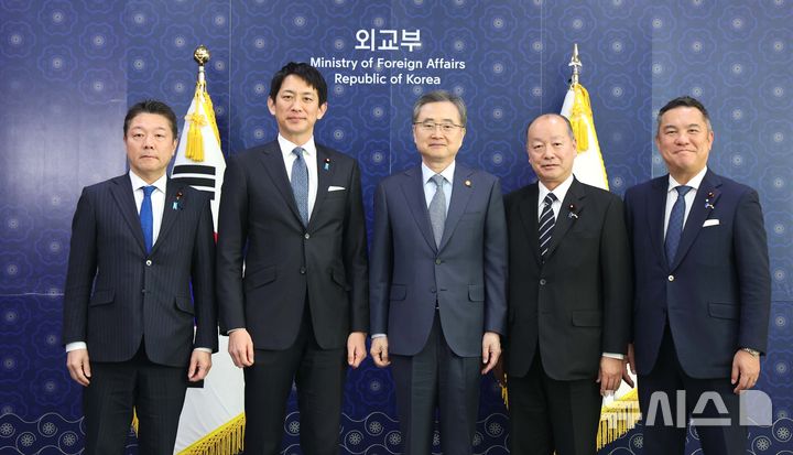 [서울=뉴시스] 김선웅 기자 = 조현 외교부 장관이 8일 서울 종로구 외교부 청사에서 고바야시 다카유키 일본 자민당 정무조사회장 및 의원들과 기념사진을 촬영하고 있다. (공동취재) 2026.01.08. photo@newsis.com
