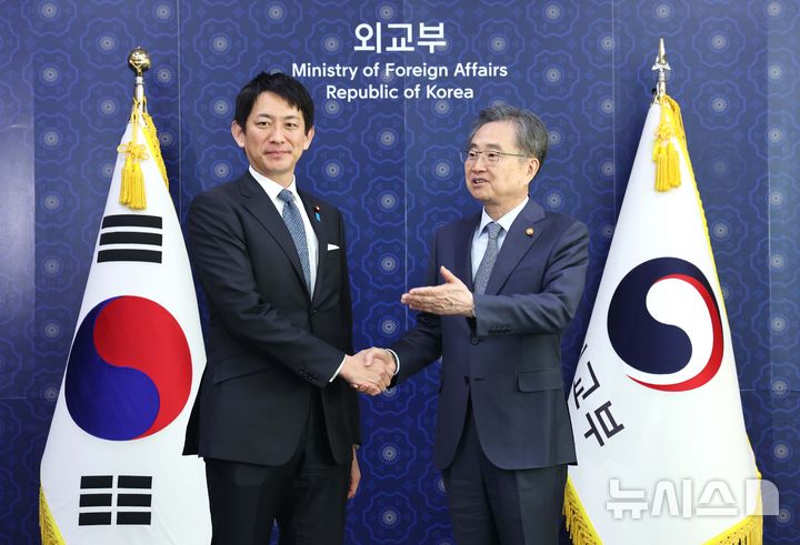 [서울=뉴시스] 김선웅 기자 = 조현 외교부 장관이 8일 서울 종로구 외교부 청사에서 고바야시 다카유키 일본 자민당 정무조사회장을 접견하고 있다. (공동취재) 2026.01.08. photo@newsis.com