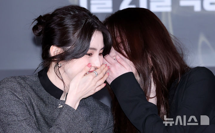 [서울=뉴시스] 김혜진 기자 = 배우 한소희(왼쪽), 전종서가 8일 오전 서울 송파구 롯데시네마 월드타워점에서 열린 영화 '프로젝트 Y'(감독 이환) 언론시사회에서 대화를 나누고 있다. 2026.01.08. jini@newsis.com