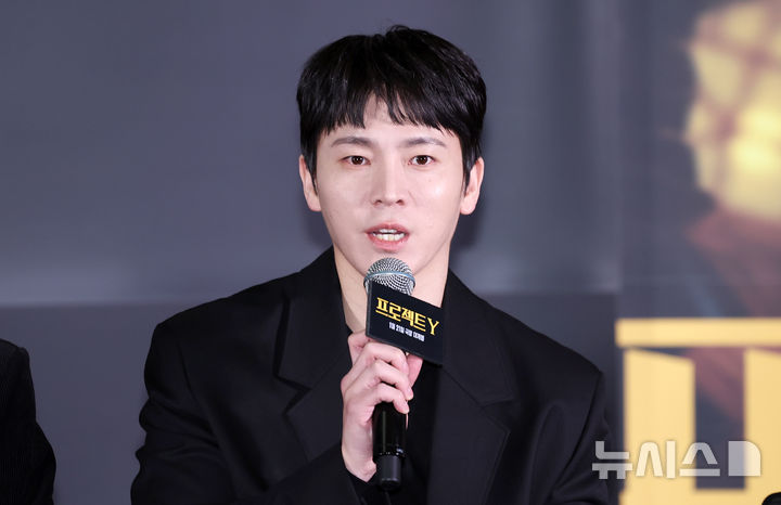 [서울=뉴시스] 김혜진 기자 = 배우 이재균이 8일 오전 서울 송파구 롯데시네마 월드타워점에서 열린 영화 '프로젝트 Y'(감독 이환) 언론시사회에서 인사말을 하고 있다. 2026.01.08. jini@newsis.com