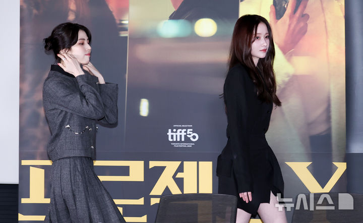 [서울=뉴시스] 김혜진 기자 = 배우 한소희(왼쪽), 전종서가 8일 오전 서울 송파구 롯데시네마 월드타워점에서 열린 영화 '프로젝트 Y'(감독 이환) 언론시사회에 참석하고 있다. 2026.01.08. jini@newsis.com