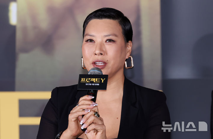 [서울=뉴시스] 김혜진 기자 = 배우 정영주가 8일 오전 서울 송파구 롯데시네마 월드타워점에서 열린 영화 '프로젝트 Y'(감독 이환) 언론시사회에서 인사말을 하고 있다. 2026.01.08. jini@newsis.com