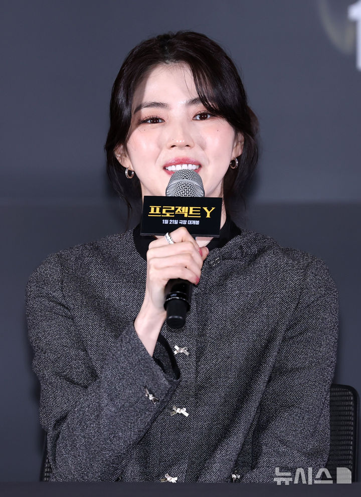 [서울=뉴시스] 김혜진 기자 = 배우 한소희가 8일 오전 서울 송파구 롯데시네마 월드타워점에서 열린 영화 '프로젝트 Y'(감독 이환) 언론시사회에서 인사말을 하고 있다. 2026.01.08. jini@newsis.com