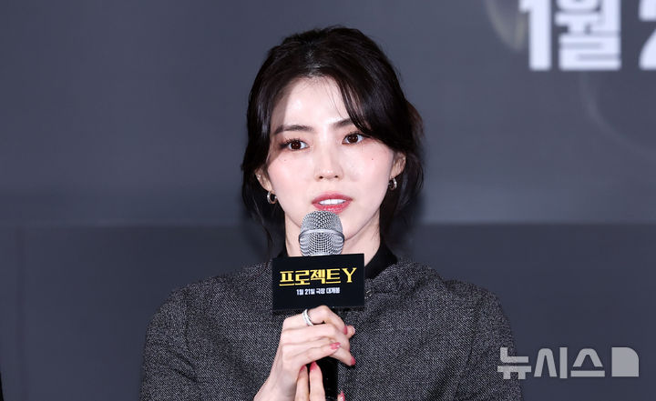 [서울=뉴시스] 김혜진 기자 = 배우 한소희가 8일 오전 서울 송파구 롯데시네마 월드타워점에서 열린 영화 '프로젝트 Y'(감독 이환) 언론시사회에서 인사말을 하고 있다. 2026.01.08. jini@newsis.com