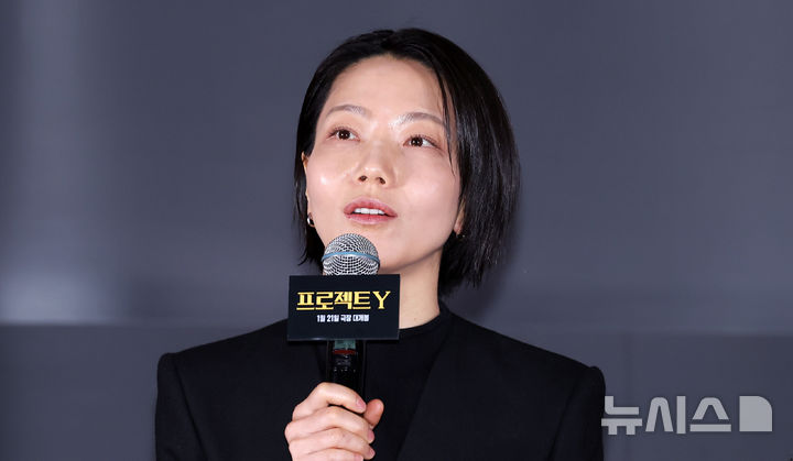 [서울=뉴시스] 김혜진 기자 = 배우 김신록이 8일 오전 서울 송파구 롯데시네마 월드타워점에서 열린 영화 '프로젝트 Y'(감독 이환) 언론시사회에서 인사말을 하고 있다. 2026.01.08. jini@newsis.com