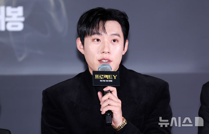 [서울=뉴시스] 김혜진 기자 = 배우 김성철이 8일 오전 서울 송파구 롯데시네마 월드타워점에서 열린 영화 '프로젝트 Y'(감독 이환) 언론시사회에서 인사말을 하고 있다. 2026.01.08. jini@newsis.com