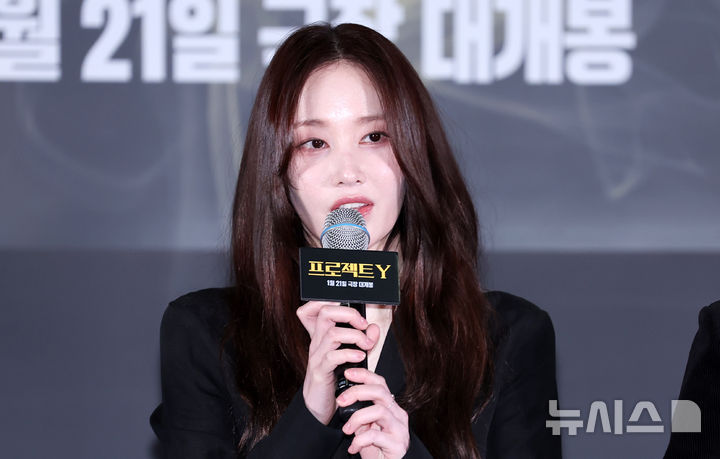 [서울=뉴시스] 김혜진 기자 = 배우 전종서가 8일 오전 서울 송파구 롯데시네마 월드타워점에서 열린 영화 '프로젝트 Y'(감독 이환) 언론시사회에서 인사말을 하고 있다. 2026.01.08. jini@newsis.com