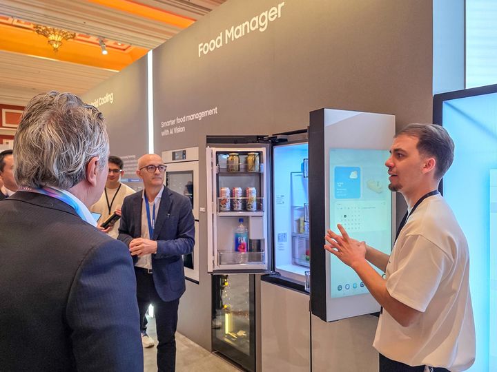 [서울=뉴시스]관람객이 미국 라스베이거스 윈호텔 삼성전자 CES 2026 단독 전시관에서 '비스포크 AI 패밀리허브' 냉장고를 체험하고 있다. (사진=삼성전자 제공) 2026.01.08. photo@newsis.com *재판매 및 DB 금지