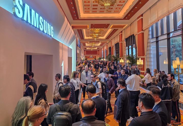 [서울=뉴시스] 삼성전자는 지난 4일부터 7일까지(현지 시간) 미국 라스베이거스에서 열리는 세계 최대 가전 전시회 CES 2026에 단독 전시관을 마련하고 '더 퍼스트룩 2026'을 진행한다. 윈호텔 삼성전자 단독 전시관이 관람객들로 붐비고 있다. (사진=삼성전자 제공) 2026.01.08. photo@newsis.com *재판매 및 DB 금지