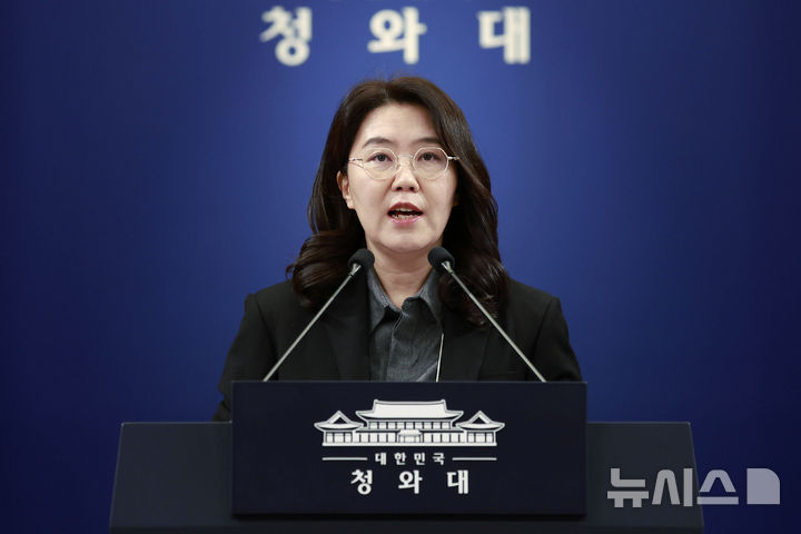 [서울=뉴시스] 최동준 기자 = 강유정 대변인이 8일 청와대에서 국빈 방중 외신 동향 관련 브리핑을 하고 있다. 2026.01.08. photocdj@newsis.com