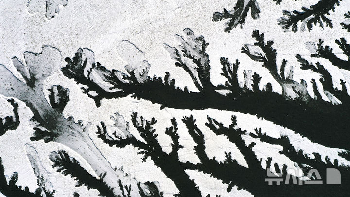 [화성=뉴시스] 김종택 기자 = 강추위가 찾아온 8일 경기 화성시 우정읍 매향리 포구 갯벌이 꽁꽁 얼어있다. 2026.01.08. jtk@newsis.com