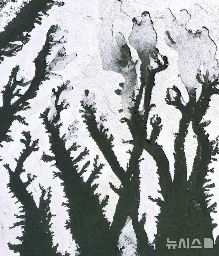 [화성=뉴시스] 김종택 기자 = 강추위가 찾아온 8일 경기 화성시 우정읍 매향리 포구 갯벌이 꽁꽁 얼어있다. 2026.01.08. jtk@newsis.com