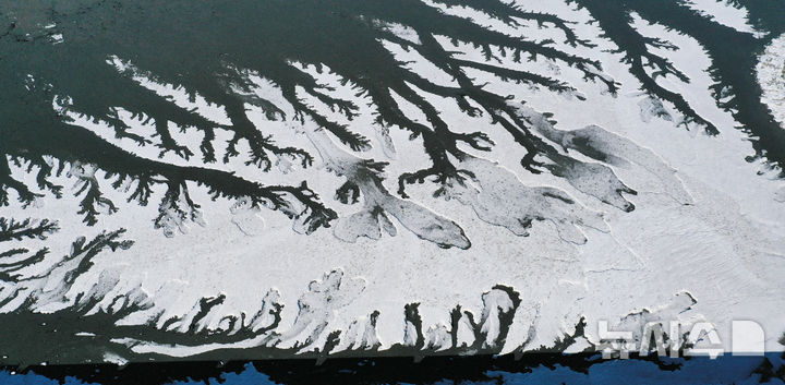 [화성=뉴시스] 김종택 기자 = 강추위가 찾아온 8일 경기 화성시 우정읍 매향리 포구 갯벌이 꽁꽁 얼어있다. 2026.01.08. jtk@newsis.com