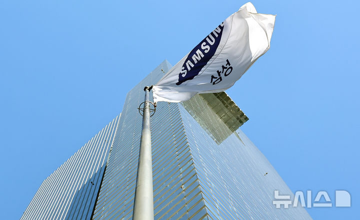 [서울=뉴시스] 최진석 기자 = 지난 8일 서울 서초구 삼성전자 사옥에 삼성 깃발이 보이고 있다. 2026.01.08. myjs@newsis.com