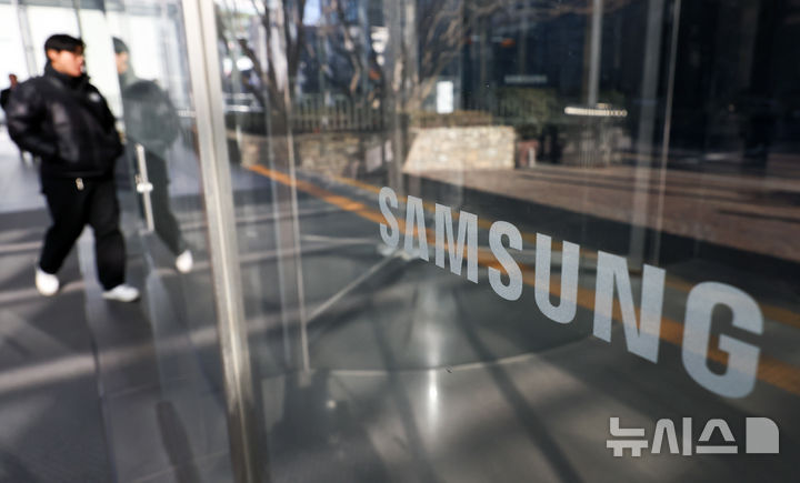 [서울=뉴시스] 최진석 기자 = 서울 서초구 삼성전자 사옥에 삼성로고가 보이고 있다. 2026.01.08. myjs@newsis.com