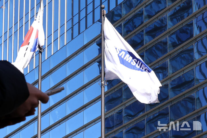 [서울=뉴시스] 최진석 기자 = 서울 서초구 삼성전자 사옥에 삼성깃발이 보이고 있다. 2026.01.08. myjs@newsis.com