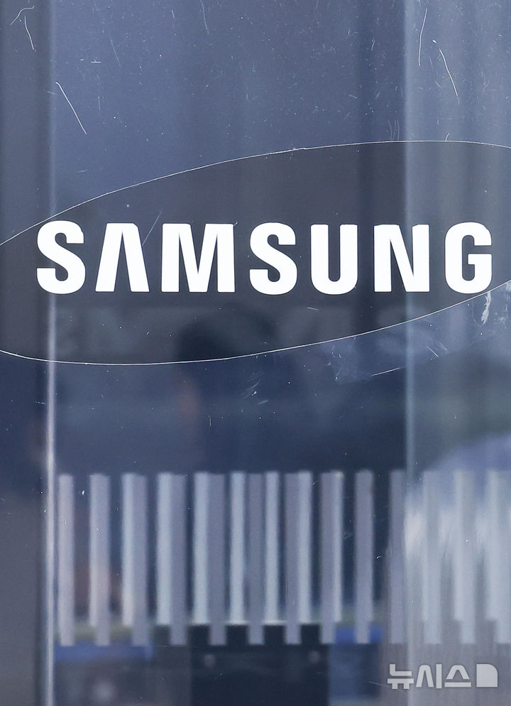 [서울=뉴시스] 최진석 기자 = 삼성전자가 창사 이래 처음으로 분기 영업이익 20조원을 돌파한 것으로 발표한 8일 서울 서초구 삼성전자 사옥에 삼성로고가 보이고 있다.&nbsp; 삼성전자는 이날 연결기준 지난해 4분기 잠정 실적으로 매출 93조원, 영업이익 20조원을 발표했다. 매출은 전년 4분기(75조7900억원) 대비 22.71% 늘었고, 영업이익은 같은 기간 6조4900억원에서 208.17% 증가했다. 모두 역대 최고치인 매출(지난해 3분기 86조600억원), 영업이익(2018년 3분기 17조5700억원)을 웃도는 수준이다. 2026.01.08. myjs@newsis.com