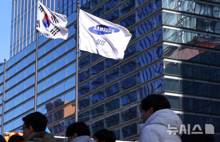 [서울=뉴시스] 최진석 기자 = 서울 서초구 삼성전자 사옥에 삼성깃발이 보이고 있다. 2026.01.08. myjs@newsis.com
