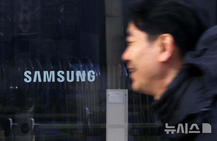 [서울=뉴시스] 최진석 기자 = 삼성전자가 창사 이래 처음으로 분기 영업이익 20조원을 돌파한 것으로 발표한 8일 서울 서초구 삼성전자 사옥에 삼성로고가 보이고 있다.&nbsp; 삼성전자는 이날 연결기준 지난해 4분기 잠정 실적으로 매출 93조원, 영업이익 20조원을 발표했다. 매출은 전년 4분기(75조7900억원) 대비 22.71% 늘었고, 영업이익은 같은 기간 6조4900억원에서 208.17% 증가했다. 모두 역대 최고치인 매출(지난해 3분기 86조600억원), 영업이익(2018년 3분기 17조5700억원)을 웃도는 수준이다. 2026.01.08. myjs@newsis.com