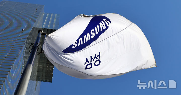 [서울=뉴시스] 최진석 기자 = 삼성전자가 창사 이래 처음으로 분기 영업이익 20조원을 돌파한 것으로 발표한 8일 서울 서초구 삼성전자 사옥에 삼성깃발이 보이고 있다. 삼성전자는 이날 연결기준 지난해 4분기 잠정 실적으로 매출 93조원, 영업이익 20조원을 발표했다. 매출은 전년 4분기(75조7900억원) 대비 22.71% 늘었고, 영업이익은 같은 기간 6조4900억원에서 208.17% 증가했다. 모두 역대 최고치인 매출(지난해 3분기 86조600억원), 영업이익(2018년 3분기 17조5700억원)을 웃도는 수준이다. 2026.01.08. myjs@newsis.com