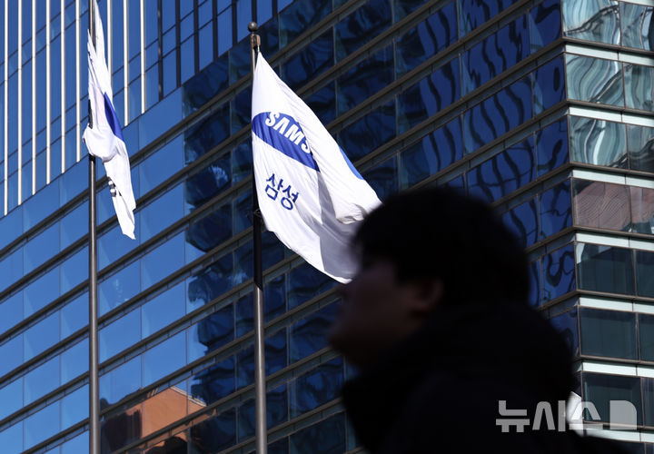 [서울=뉴시스] 최진석 기자 = 서울 서초구 삼성전자 사옥에 삼성깃발이 보이고 있다. 2026.01.08. myjs@newsis.com