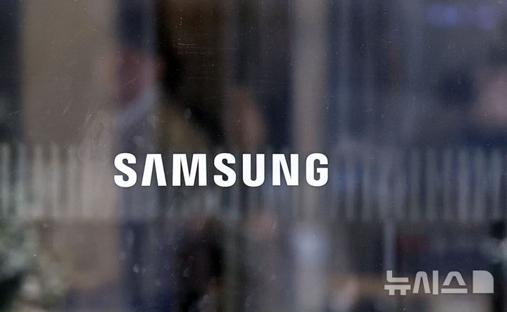 [서울=뉴시스] 최진석 기자 = 삼성전자가 창사 이래 처음으로 분기 영업이익 20조원을 돌파한 것으로 발표한 8일 서울 서초구 삼성전자 사옥에 삼성로고가 보이고 있다. 삼성전자는 이날 연결기준 지난해 4분기 잠정 실적으로 매출 93조원, 영업이익 20조원을 발표했다. 매출은 전년 4분기(75조7900억원) 대비 22.71% 늘었고, 영업이익은 같은 기간 6조4900억원에서 208.17% 증가했다. 모두 역대 최고치인 매출(지난해 3분기 86조600억원), 영업이익(2018년 3분기 17조5700억원)을 웃도는 수준이다. 2026.01.08. myjs@newsis.com