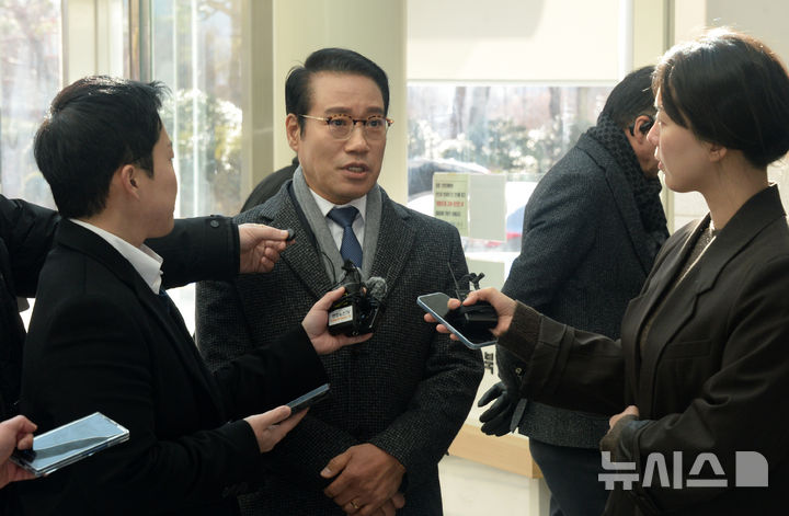 [전주=뉴시스] 김얼 기자 = 전북경찰청의 소환조사를 받은 최경식 남원시장이 8일 전북 전주시 전북경찰청을 방문해 장내로 들어서고 있다. 최경식 남원시장은 인사 비리와 관련해 전북경찰청 반부패경제범죄수사대에 출석해 조사를 받고 있다. 2026.01.08. pmkeul@newsis.com