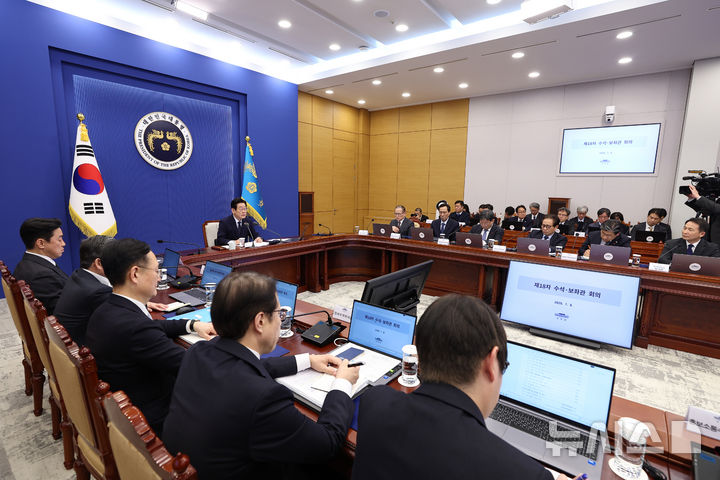 [서울=뉴시스] 고범준 기자 = 이재명 대통령이 8일 청와대에서 열린 수석보좌관회의에서 발언하고 있다. (청와대통신사진기자단) 2026.01.08. bjko@mewsis.com