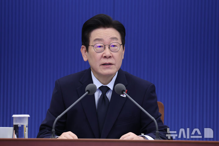 [서울=뉴시스] 고범준 기자 = 이재명 대통령이 지난 8일 청와대에서 열린 수석보좌관회의에서 발언하고 있다. (청와대통신사진기자단) 2026.01.08. bjko@mewsis.com