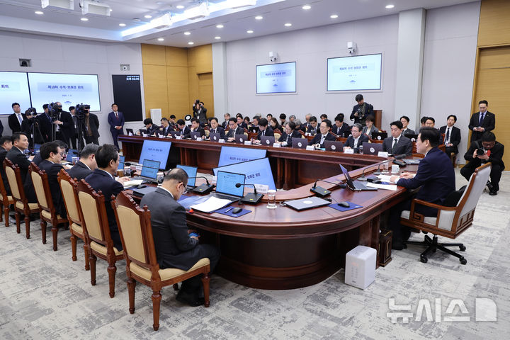 [서울=뉴시스] 고범준 기자 = 이재명 대통령이 8일 청와대에서 열린 수석보좌관회의에서 발언하고 있다. (청와대통신사진기자단) 2026.01.08. bjko@mewsis.com