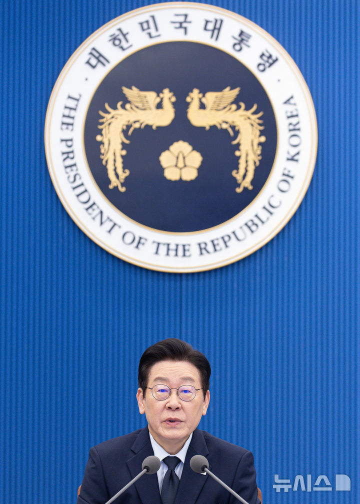 [서울=뉴시스] 고범준 기자 = 이재명 대통령이 8일 청와대에서 열린 수석보좌관회의에서 발언하고 있다. (청와대통신사진기자단) 2026.01.08. bjko@mewsis.com