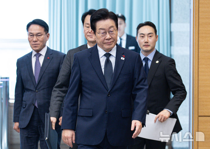 [서울=뉴시스] 고범준 기자 = 이재명 대통령이 8일 청와대에서 열린 수석보좌관회의에 입장하고 있다. (청와대통신사진기자단) 2026.01.08. bjko@mewsis.com