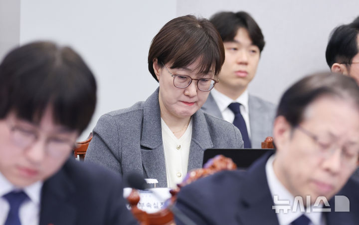 [서울=뉴시스] 고범준 기자 = 김현지 제1부속실장이 8일 청와대에서 열린 수석보좌관회의에서 자료를 살펴보고 있다. (청와대통신사진기자단) 2026.01.08. bjko@mewsis.com