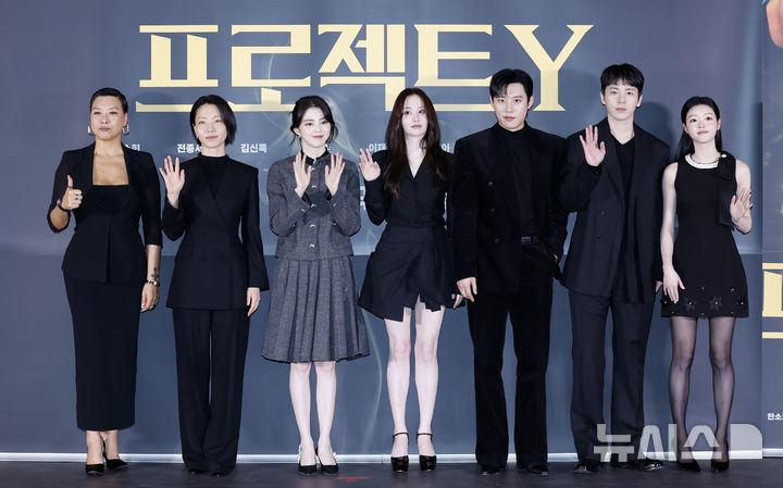 [서울=뉴시스] 김혜진 기자 = 배우 정영주(왼쪽부터), 김신록, 한소희, 전종서, 김성철, 이재균, 유아가 8일 오전 서울 송파구 롯데시네마 월드타워점에서 열린 영화 '프로젝트 Y'(감독 이환) 언론시사회에서 포즈를 취하고 있다. 2026.01.08. jini@newsis.com