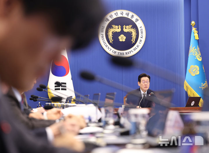 [서울=뉴시스] 고범준 기자 = 이재명 대통령이 8일 청와대에서 열린 수석보좌관회의에서 발언하고 있다. (청와대통신사진기자단) 2026.01.08. bjko@mewsis.com