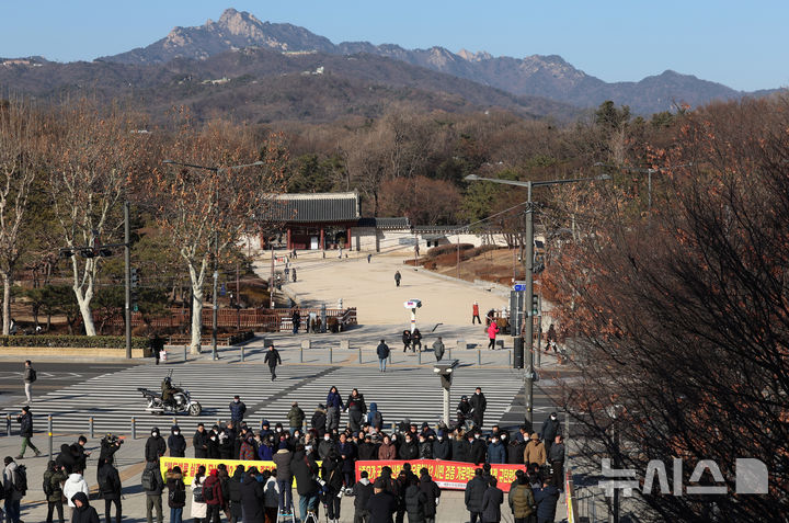 [서울=뉴시스] 조성우 기자 = 세운4구역 주민대표회의 등 세운지구 일대 주민들이 8일 오후 서울 종로구 세운상가 앞 광장에서 국가유산청의 세운4구역 경관 시뮬레이션 검증 애드벌룬 촬영 불허에 항의하는 집회를 하고 있다. 2026.01.08. xconfind@newsis.com