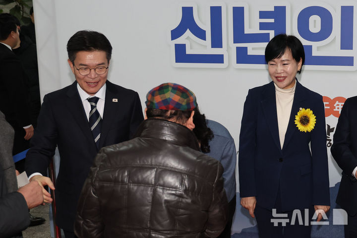 [서울=뉴시스] 권창회 기자 = 정원오 성동구청장과 전현희 더불어민주당 의원이 지난 1월8일 오후 서울 성동구청에서 열린 신년인사회에서 성동구민들과 인사를 하고 있다. 2026.01.08. kch0523@newsis.com