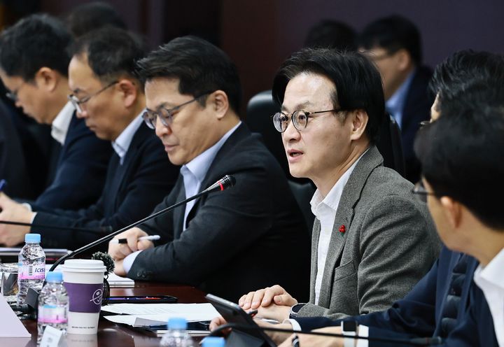 [서울=뉴시스] 김정관 산업통상부 장관이 8일 오후 서울 종로구 한국무역보험공사에서 열린 '산업통상부 공공기관(가스·원전 수출 분야) 업무보고'에서 발언하고 있다. (사진=산업통상부 제공) 2026.01.08. photo@newsis.com *재판매 및 DB 금지