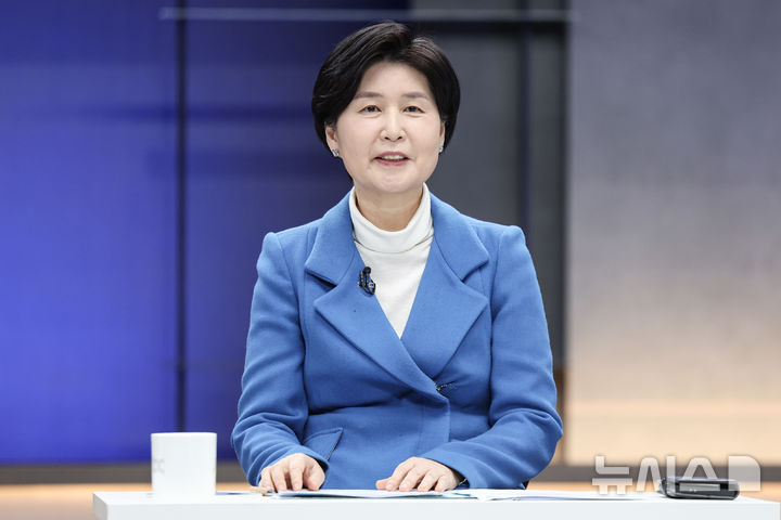 [사진=뉴시스] 국회사진기자단= 더불어민주당 원내대표 보궐선거 후보자 합동토론회가 열린 8일 오후 서울 마포구 상암동 JTBC에서 백혜련 후보가 토론회를 준비하고 있다. 2026.01.08. photo@newsis.com