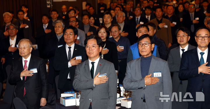 [서울=뉴시스] 박주성 기자 = 8일 오후 서울 용산구 피스앤파크 컨벤션에서 열린 2026년 노사정 신년인사회에서 고용노동부 김영훈 장관과 한국경영자총협회 손경식 회장, 한국노동조합총연맹 서종수 상임부위원장을 비롯한 내빈들이 국민의례를 하고 있다. 2026.01.08. park7691@newsis.com