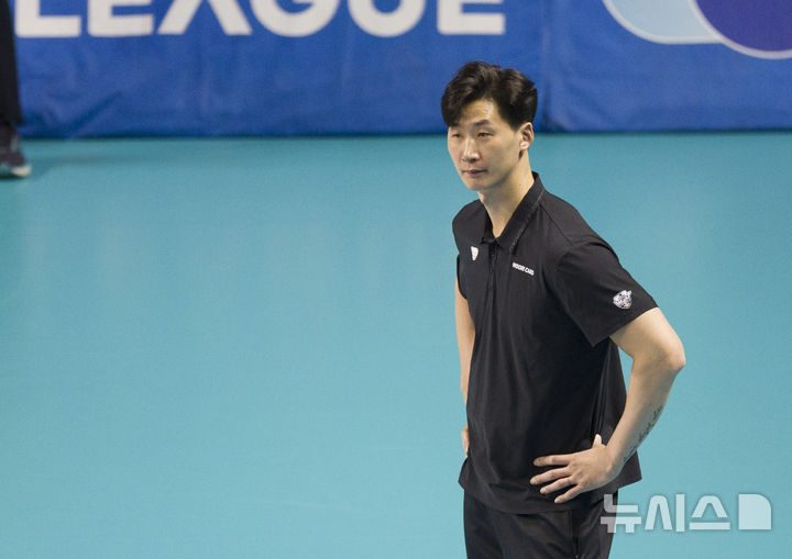 [서울=뉴시스] 김근수 기자 = 8일 오후 서울 중구 장충체육관에서 열린 진에어 2025-26 V-리그 프로배구대회 우리카드와 대한항공의 경기, 우리카드 박철우 감독대행이 경기를 지켜보고 있다. 2026.01.08. ks@newsis.com