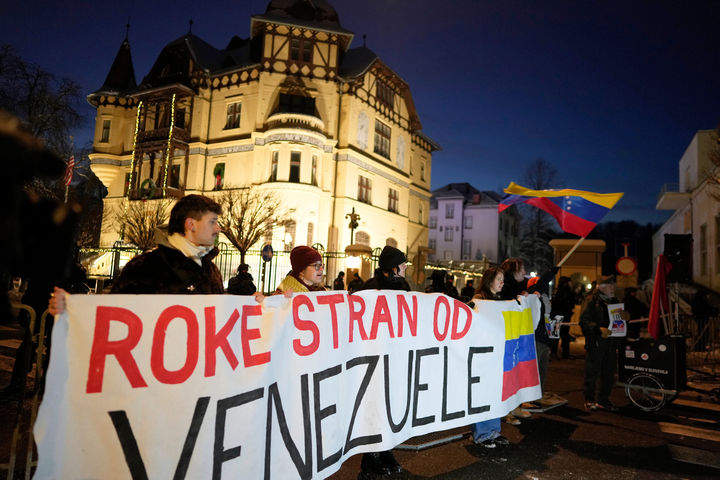 [류블랴나=AP/뉴시스]지난 1월 8일 슬로베니아 류블랴나 주재 미국 대사관 앞에서 시위대가 베네수엘라에 대한 미국의 정책을 규탄하며 “베네수엘라에서 손 떼라"라는 구호가 적힌 현수막을 들고 구호를 외치고 있다. 2026.03.23.