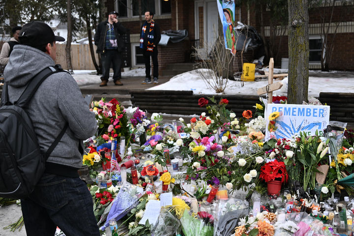 [미니애폴리스=AP/뉴시스]8일(현지 시간) 미국 미네소타주 미니애폴리스에 마련된 이민세관단속국(ICE) 총격 사건 희생자 추모 공간. 2026.01.09.