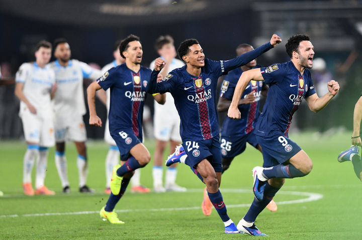 [쿠웨이트시티=AP/뉴시스] 파리 생제르맹(PSG) 선수들이 8일(현지 시간) 쿠웨이트 쿠웨이트시티의 자베르 알아흐마드 경기장에서 열린 2025 슈퍼컵에서 마르세유를 승부차기로 꺾은 후 환호하고 있다. 이강인이 부상으로 결장한 PSG는 마르세유와 2-2로 비겨 승부차기 끝에 4-1로 꺾고 우승하며 4연패를 달성했다. 2026.01.09.