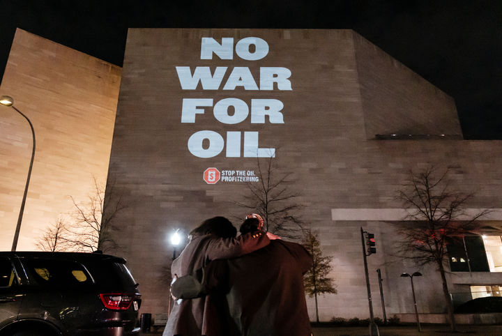 [워싱턴=AP/뉴시스] 도널드 트럼프 미국 대통령이 베네수엘라 석유 문제를 논의하기 위해 주요 석유 기업 경영진과 회담을 앞둔 8일(현지 시간) 워싱턴에서 활동가들이 트럼프 대통령의 석유 개입에 반대하는 대형 프로젝션 시위를 벌이고 있다. 트럼프 대통령은 9일 백악관에서 셰브런, 엑손모빌 등 석유 기업 경영진과 관련 회담을 진행한다. 2026.01.09.