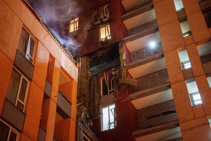 [키이우=AP/뉴시스]9일(현지 시간) 우크라이나 키이우에서 러시아의 공습으로 파괴된 건물에서 연기가 피어오르고 있다. 2026.01.09.