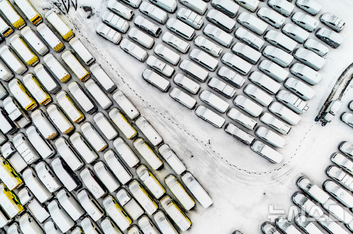 [도울레이스=AP/뉴시스] 영국 웨일스 메르서 티디필 인근 도울레이스에 눈으로 뒤덮인 차량들이 주차돼 있다. 폭풍 고레티가 영국 전역을 계속 강타하고 있다. 2026.01.09.